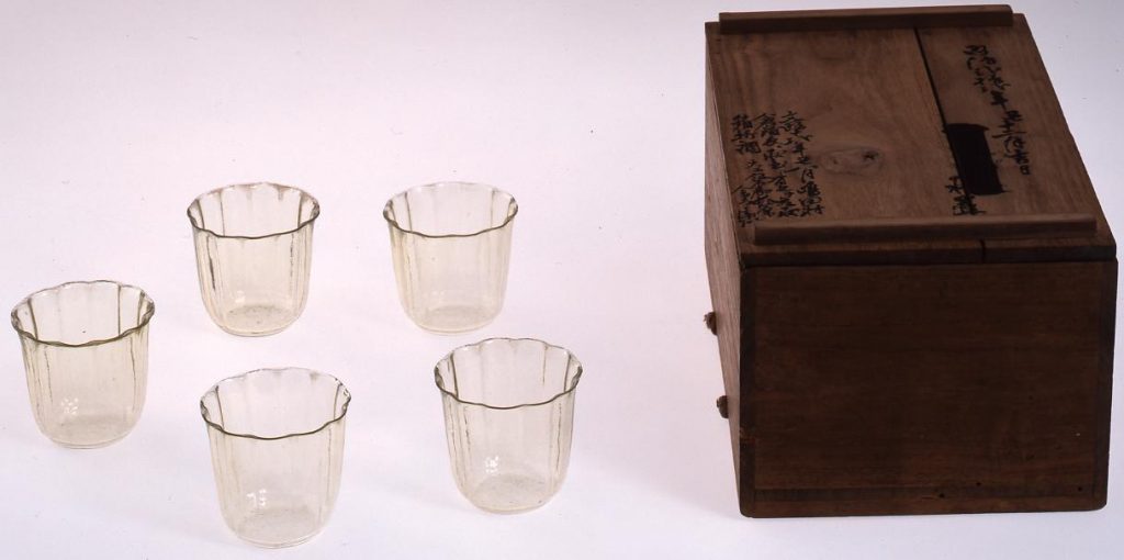 作品画像:無色菊花型深向付