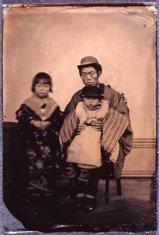 作品画像:男性と子供2人