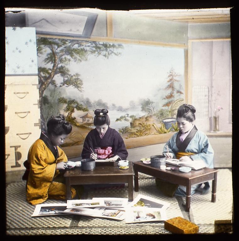 作品画像:〔写真に彩色をする女性たち〕
