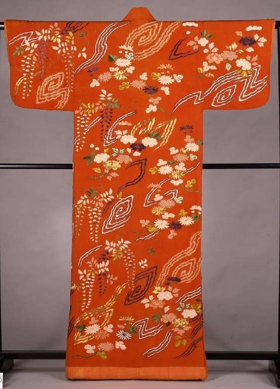 作品画像:紅縮緬地菊牡丹木目模様打掛