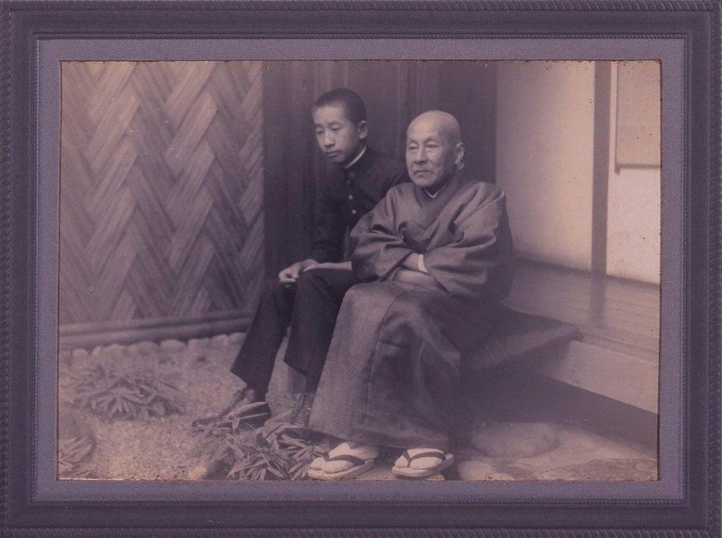 作品画像:川村清雄と清衛父子(原宿自邸の縁側にて)