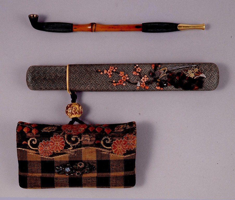 作品画像:変り金襴菊花文腰差したばこ入れ並びに煙管
