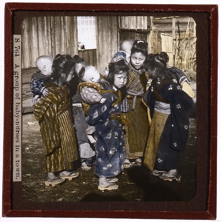作品画像:子守をする女児ら