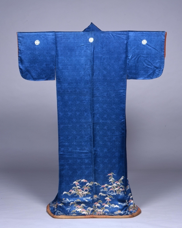 作品画像:紺綸子地松樹松葉模様小袖