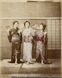 作品画像:(扇子を持った三人の女性)