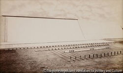 作品画像:実験路-ゴム張りの床、12インチずつの線が引かれ、動物の動きによって作動する