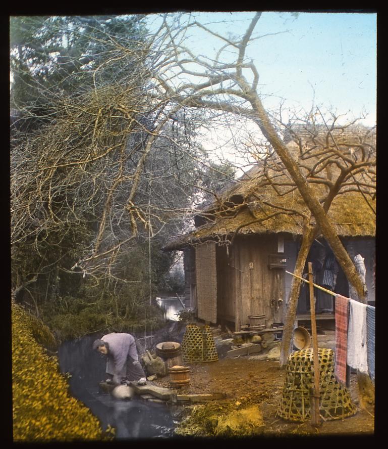 作品画像:山中の家と川辺で水を汲む女性