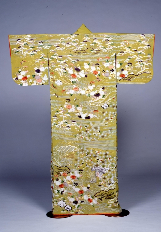 作品画像:鶸色絹縮地松流水菊模様単衣