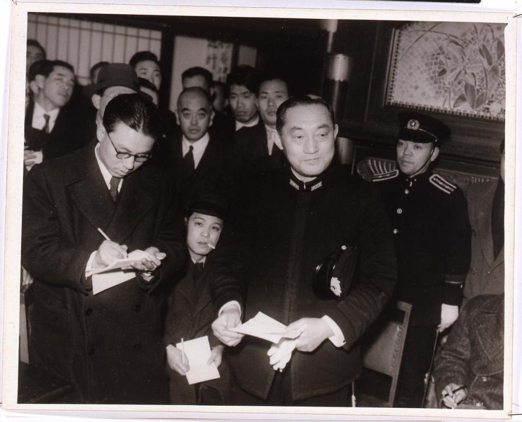 作品画像:二・二六事件写真 取材に応える米内光政
