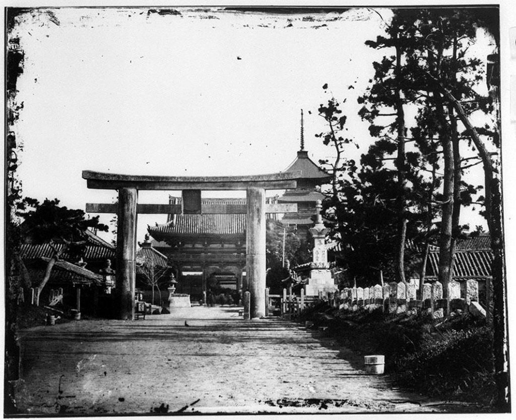作品画像:鳥居と寺院