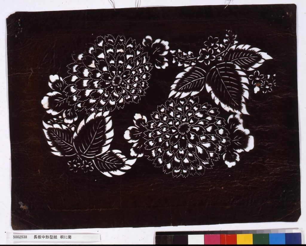 作品画像:長板中形型紙 桐に菊