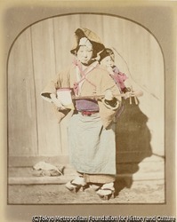 作品画像:(三味線を持ち子供を背負う女性)