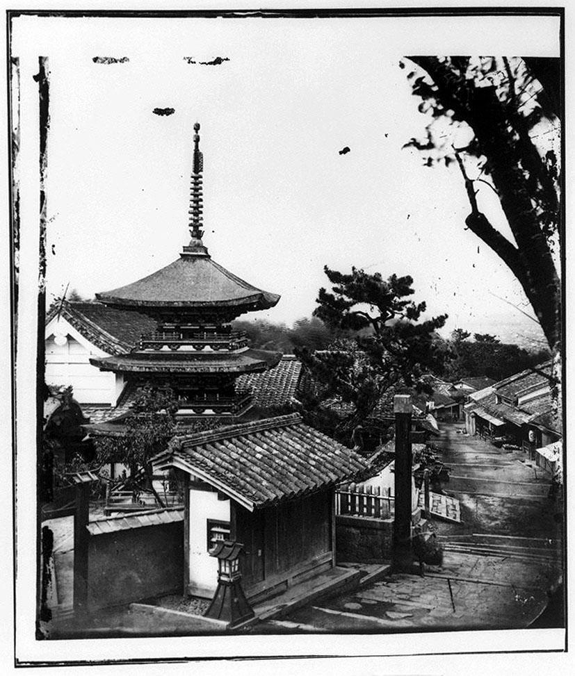作品画像:三重塔と坂道