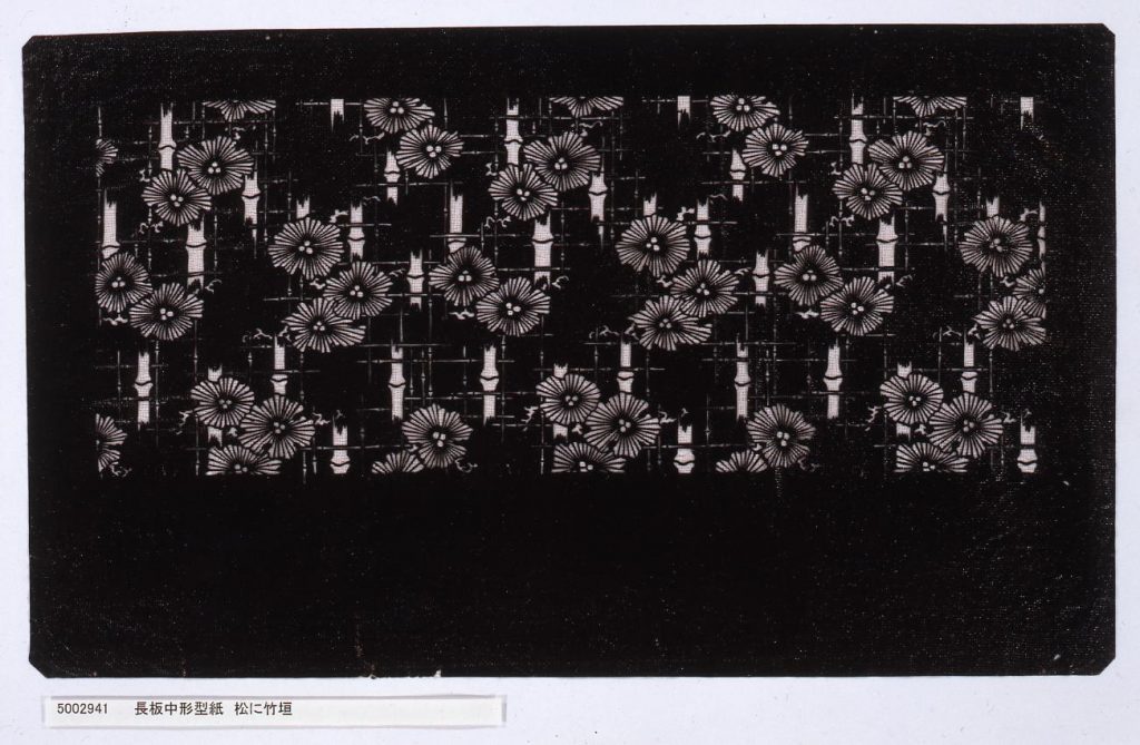 作品画像:長板中形型紙 松に竹垣