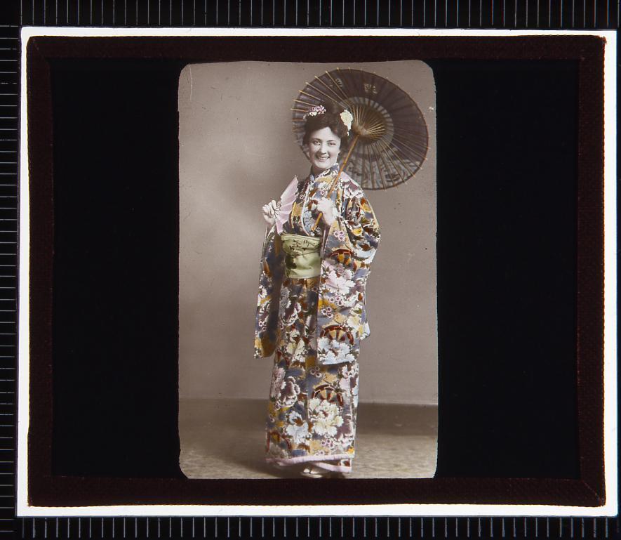 作品画像:着物姿の西洋人女性(幻燈原板)