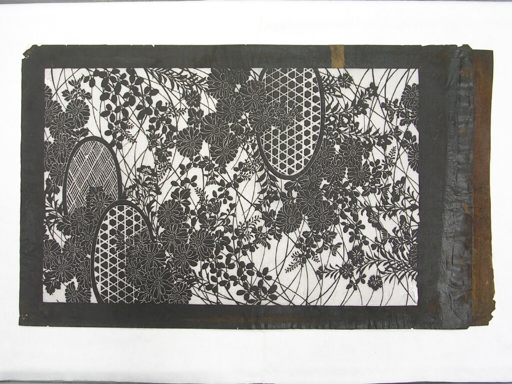 作品画像:長板中形型紙 大判 秋の草花と垣根文