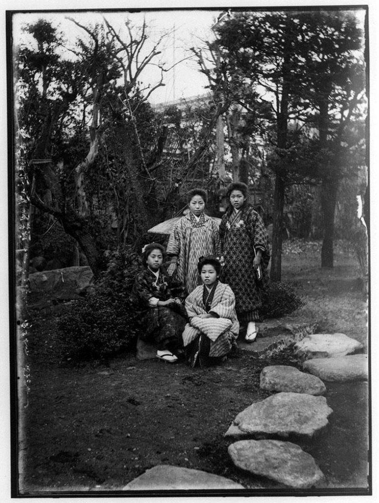 作品画像:大雲院庭園の女性4人
