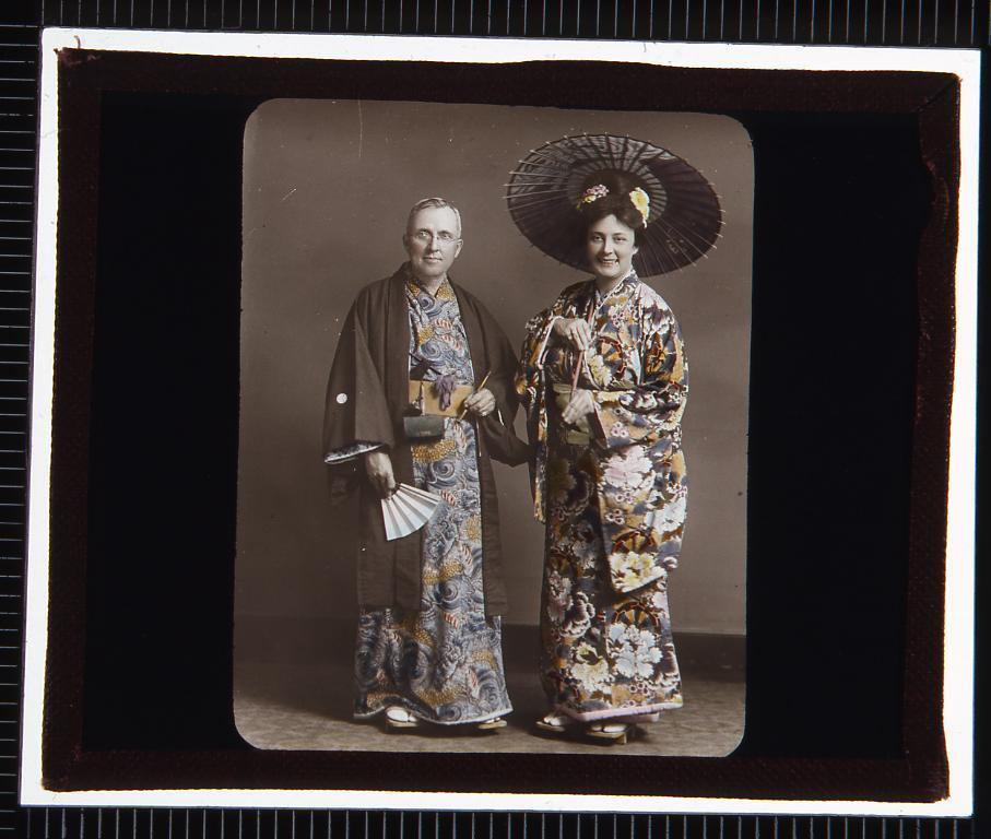 作品画像:着物姿の西洋人男女(幻燈原板)