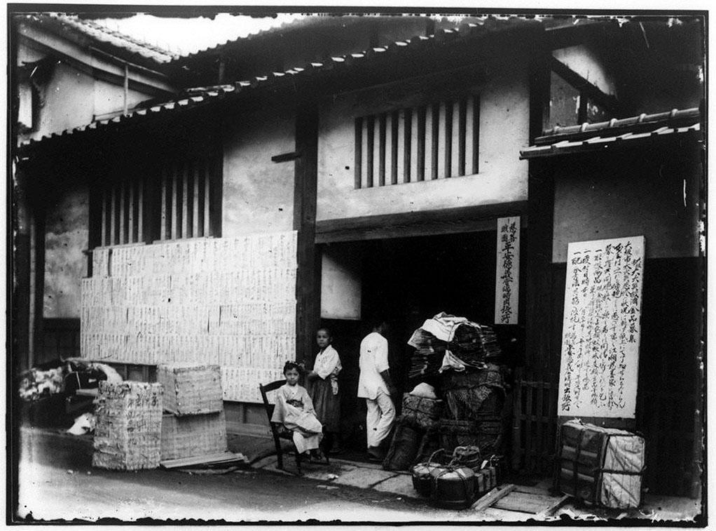 作品画像:平安徳義会臨時出張所前の少年と少女
