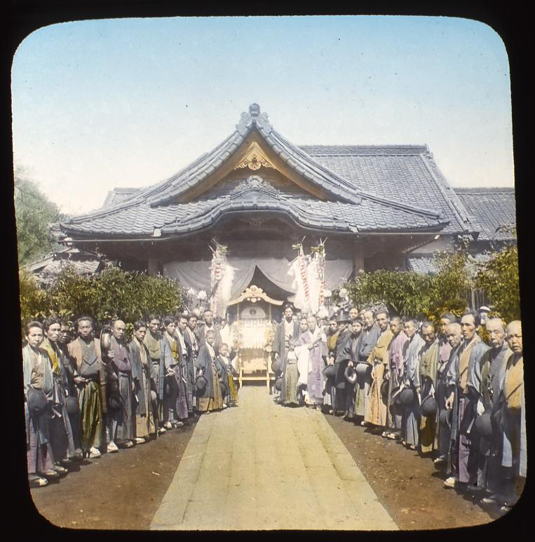 作品画像:神社の前の人々