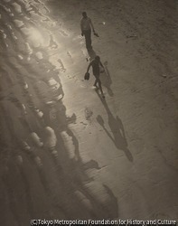 作品画像:(裸足で歩く男女)