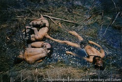 作品画像:政府軍陣地を攻撃した南ヴェトナム解放民族戦線の「三勇士」。その中の一人は、手製の地雷を抱いて死んでいた。