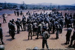 作品画像:ラオスを脱出してケサン基地まで引き揚げてきた南ベトナム政府軍兵士たち
