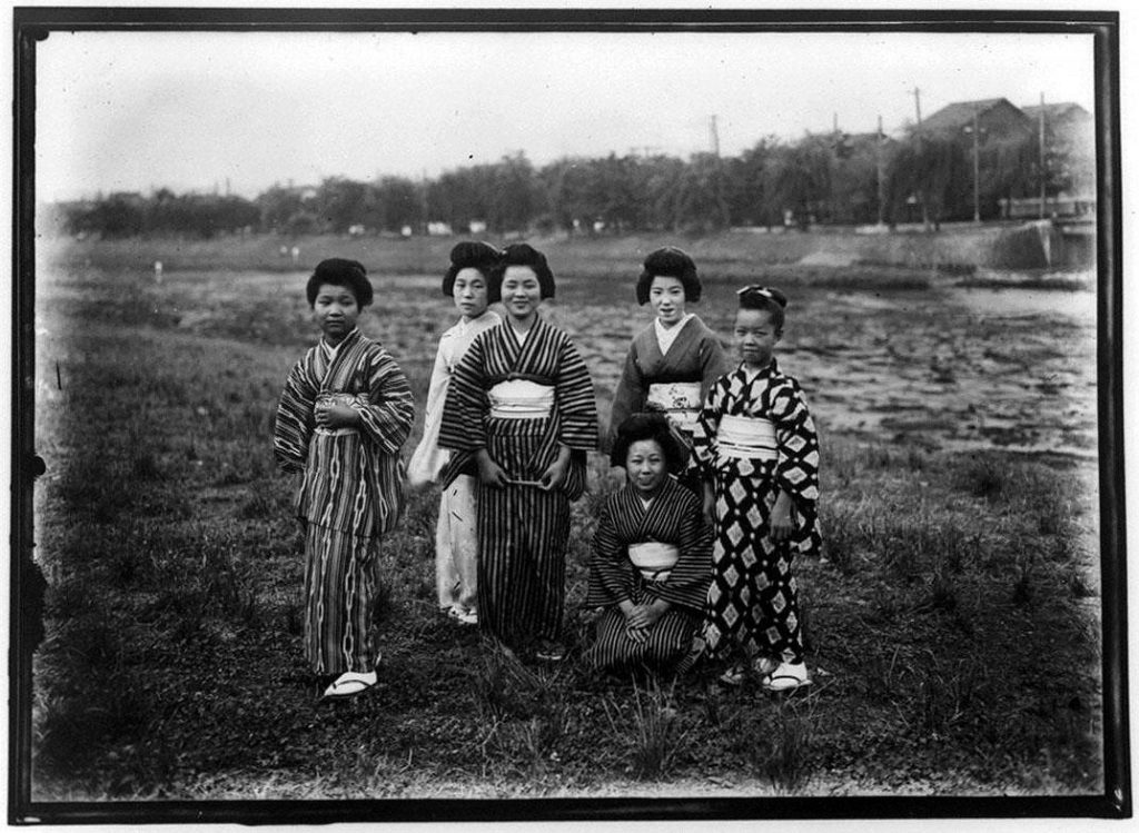 作品画像:草原の6人の女性