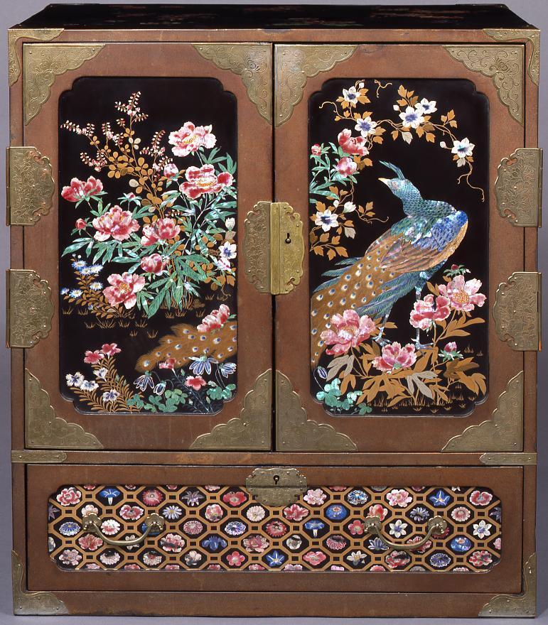 作品画像:花鳥螺鈿箪笥(台付)