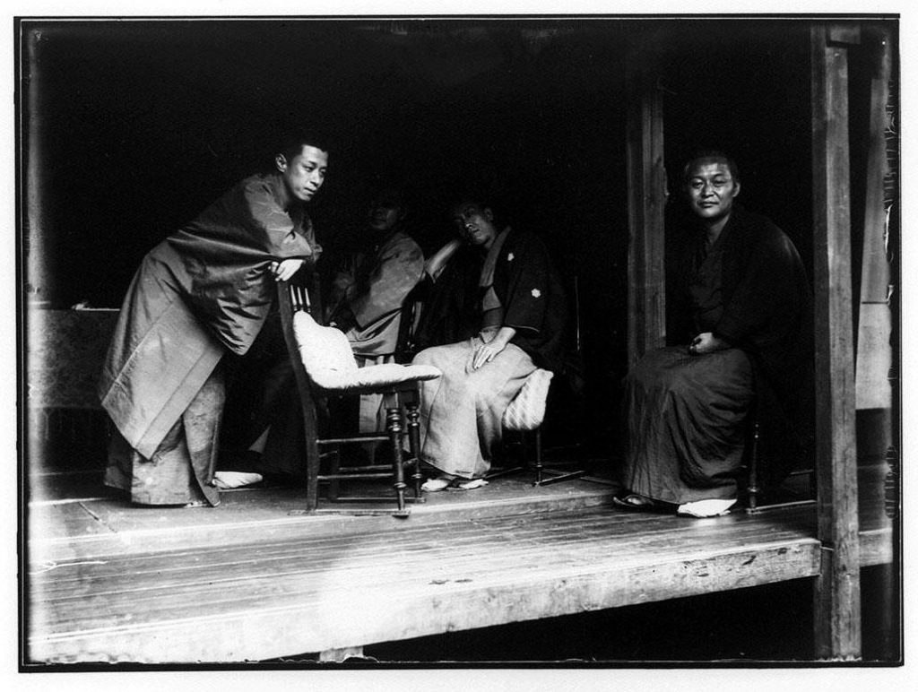 作品画像:屋内の男性4人