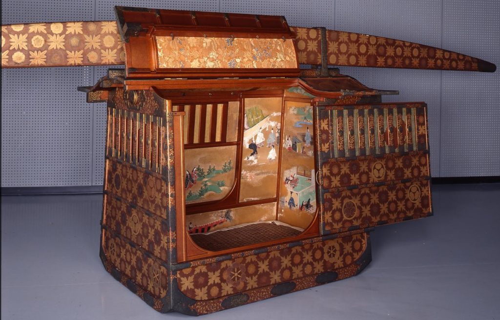 作品画像:梨子地葵紋散松菱梅花唐草文様蒔絵女乗物(附属品共)