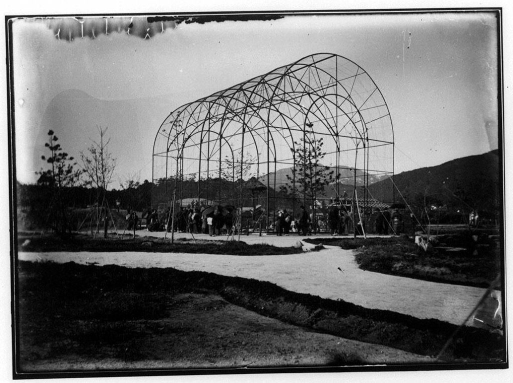 作品画像:動物園の鳥を見る人々