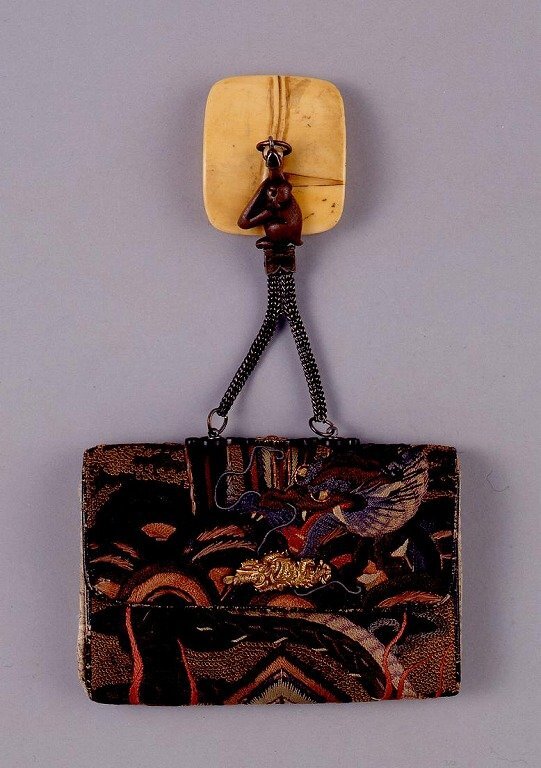 作品画像:龍文刺繍一つ提げたばこ入れ