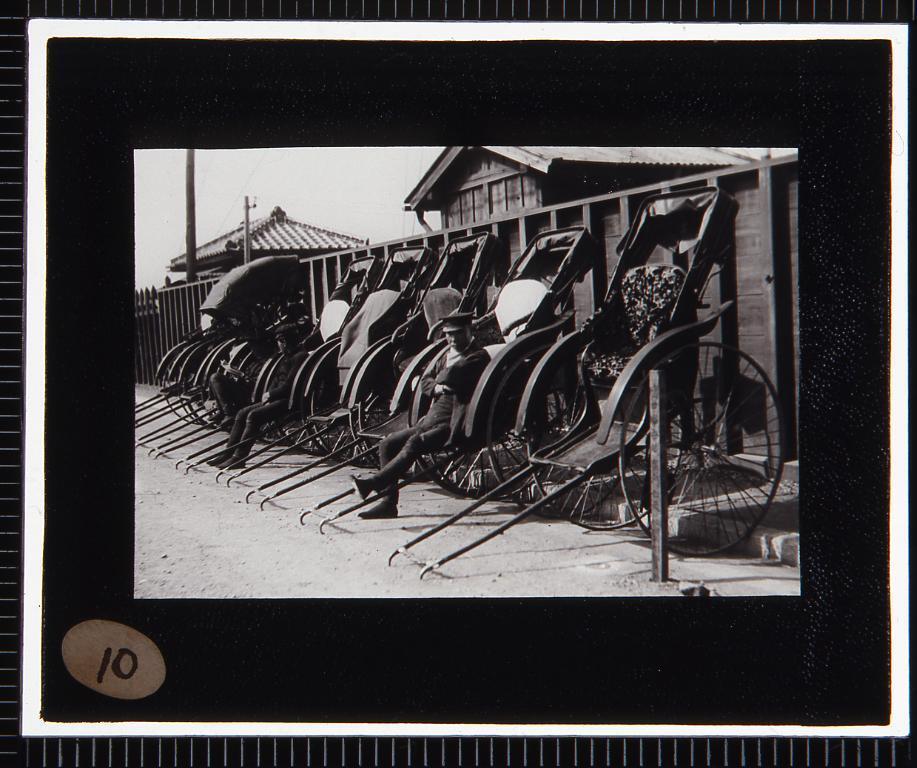 作品画像:辻待ちの人力車(幻燈原板)