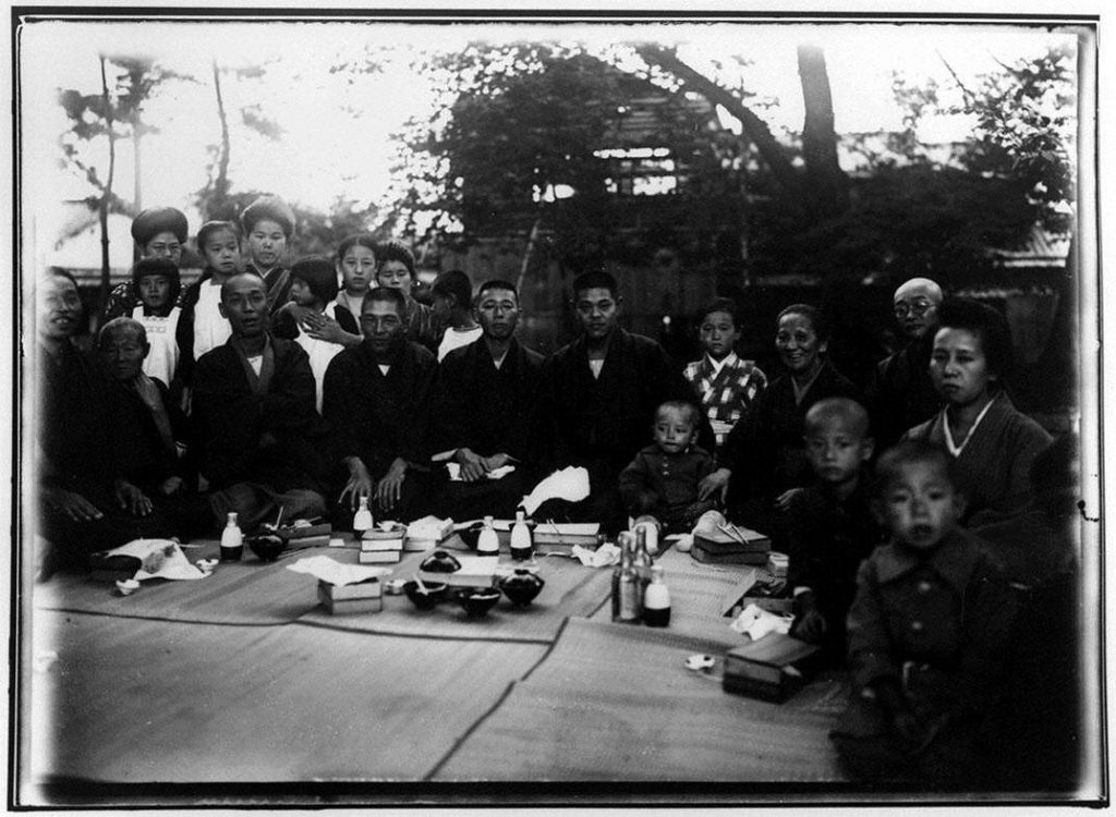 作品画像:屋外での宴会