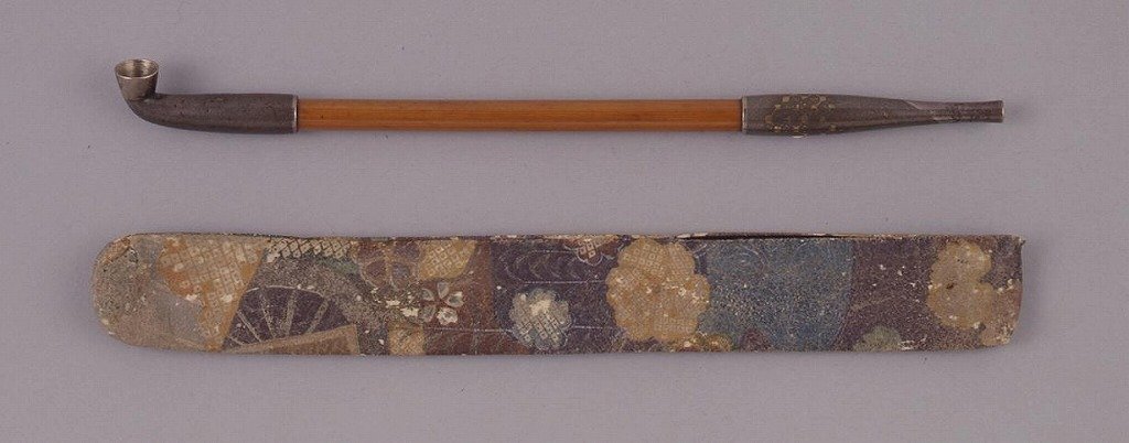 作品画像:片輪車に桜染革煙管筒並びに煙管