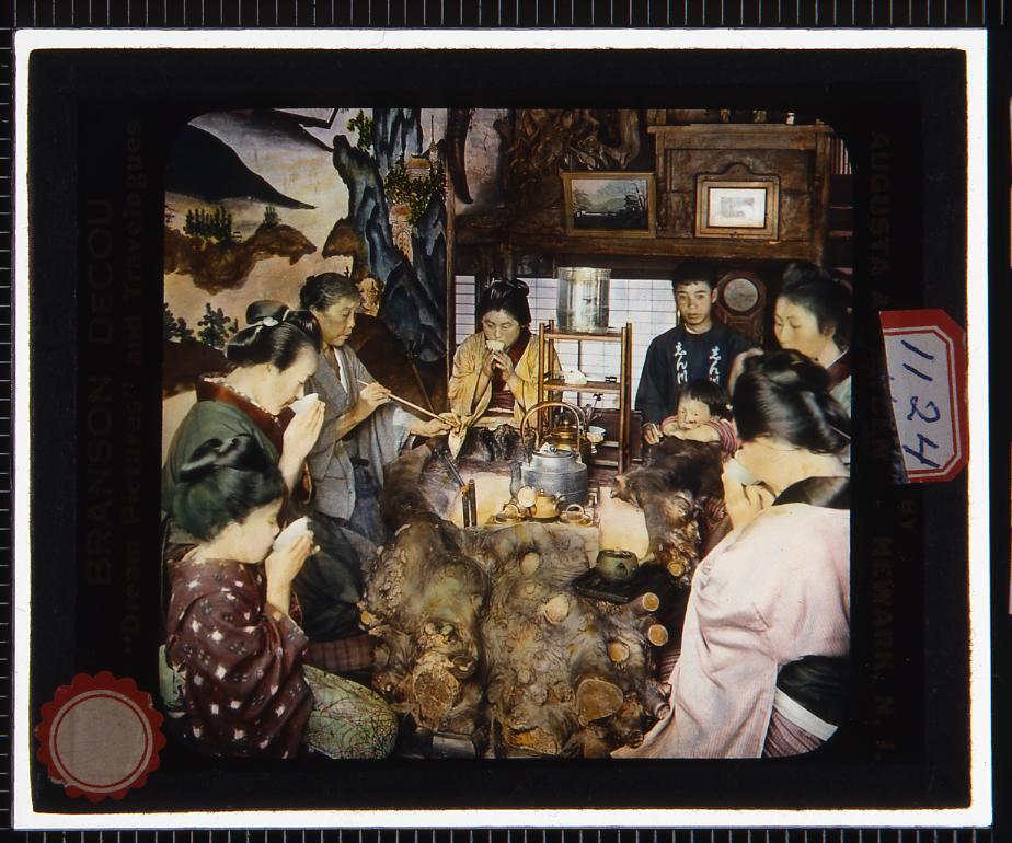 作品画像:火鉢を囲んで茶を飲む人々(幻燈原板)