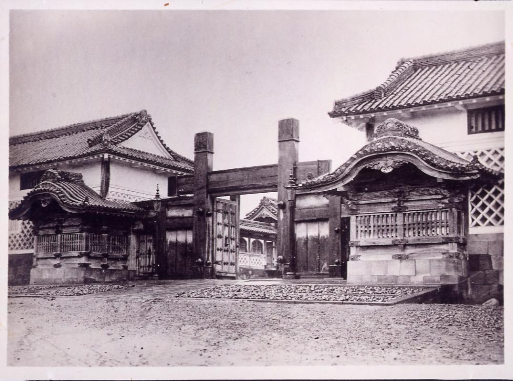 作品画像:温古写真集 11.旧雲州松江藩松平候上屋敷門