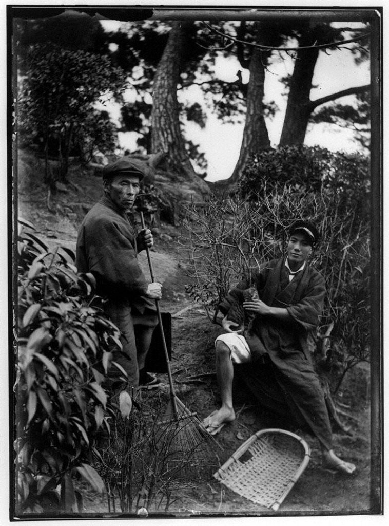 作品画像:山道を掃除する2人の男性