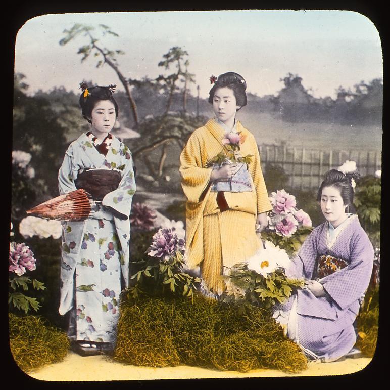 作品画像:牡丹と和傘を持つ女性たち