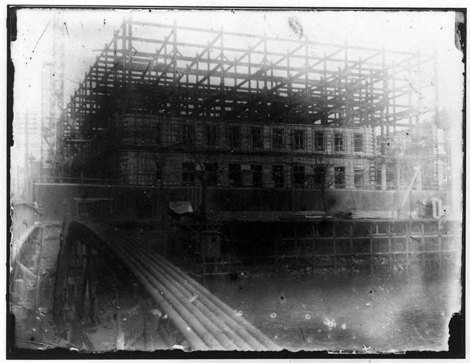 作品画像:建設中の建物