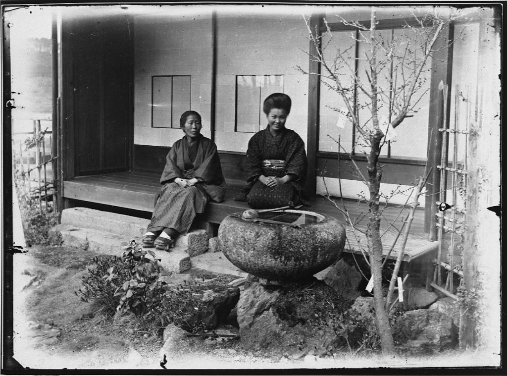 作品画像:縁側の2人の女性