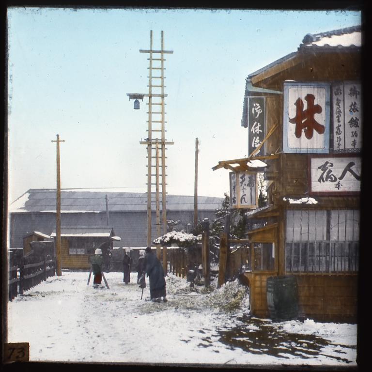雪の中の旅館と火の見やぐら