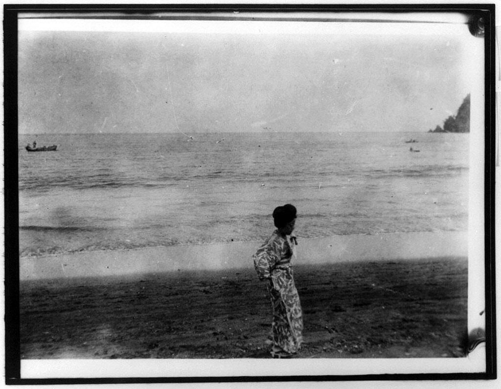 作品画像:海辺の女性