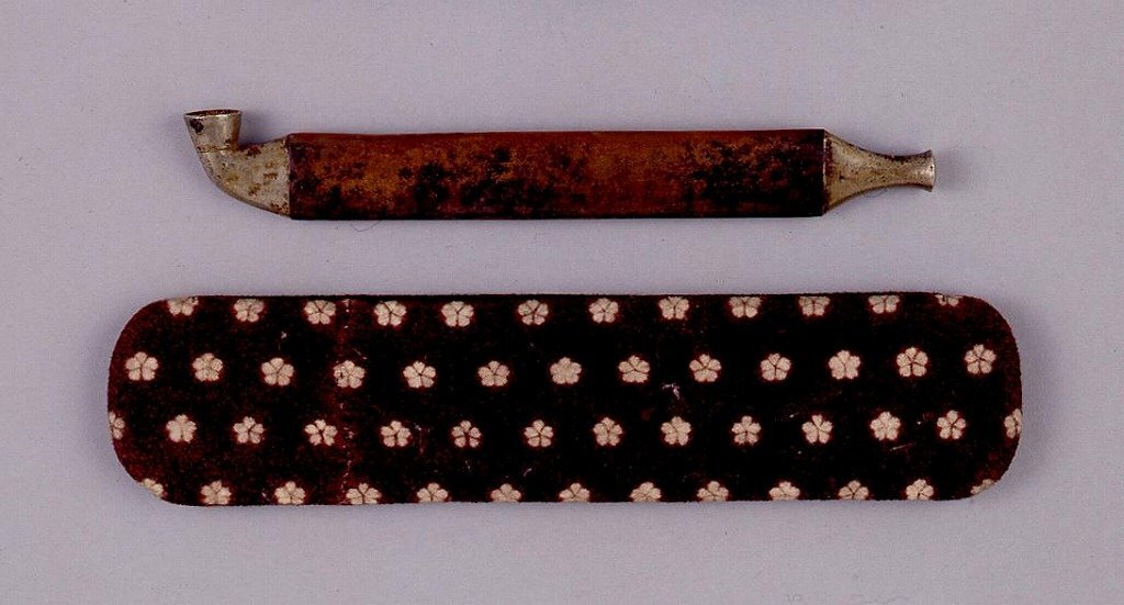 作品画像:小桜文染革煙管筒並びに煙管