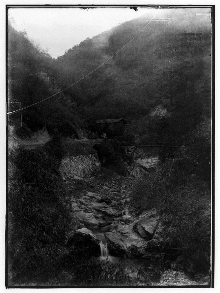 作品画像:渓谷と木橋