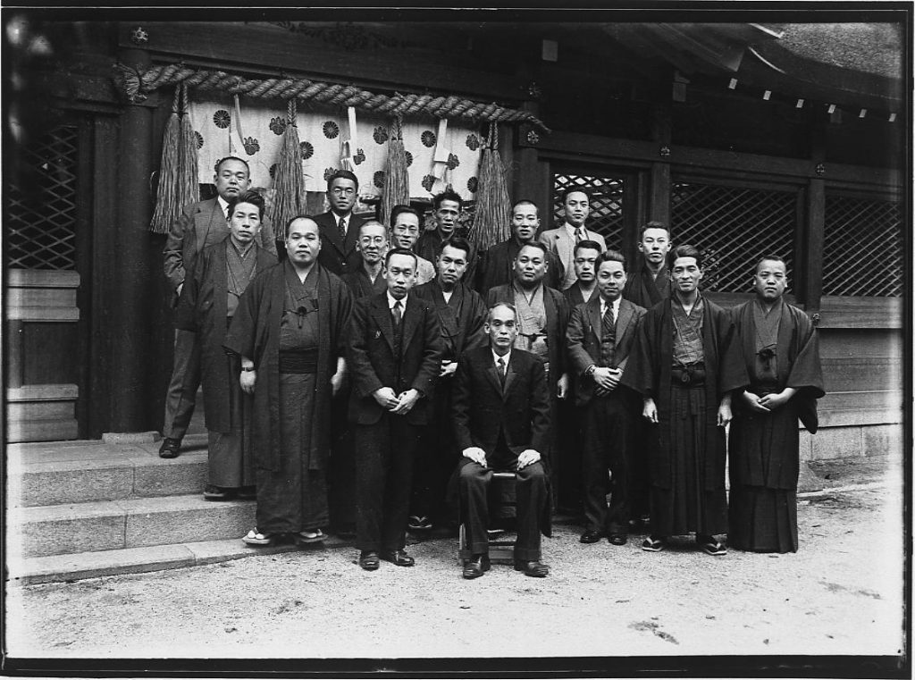 作品画像:神社での集合記念写真