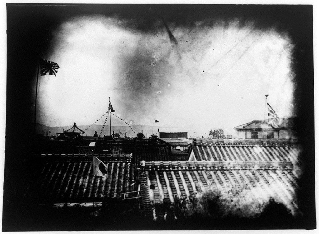 作品画像:戦中の屋根の景観