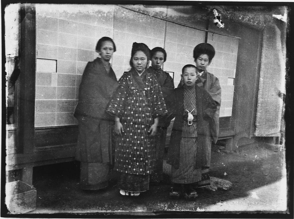 作品画像:屋外での集合写真