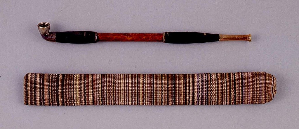 作品画像:縞文塩瀬織煙管筒並びに煙管